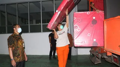 Wali Kota Surakarta FX Hadi Rudyatmo mempersiapkan bed untuk lokasi karantina pemudik selama libur Natal dan Tahun Baru di Solo Techno Park, Selasa (8/12/2020). (dok Humas Pemkot Surakarta)