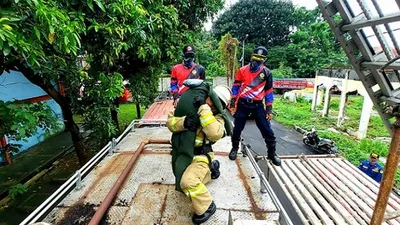 Petugas pemadam kebakaran saat mengikuti lomba keterampilan/timur.jakarta.go.id