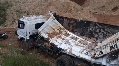 Satu unit truk pengangkut pasir rusak berat saat terjadi longsor di sekitar Karst Citatah. (dok)