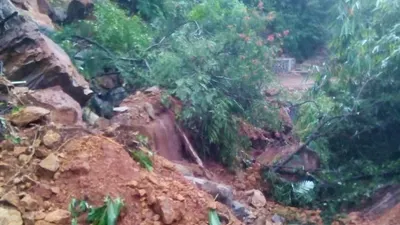 Tebibg longsor menutup akses jalan ke Lembah Panyaweuyan di Kecamatan Argapura, Kabupaten Majalengka/ dok BPBD