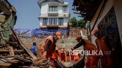 Kondisi longsor di Ciganjur Jagakarsa, Jakarta Selatan/ Republika
