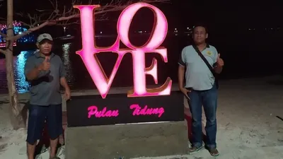 Warga berpose bersama noen box LOVE di Pulau Tidung/pulauseribu.jakarta.go.id