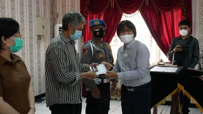 Kepala Biro Pemenuhan Saksi dan Korban LPSK RI, Sriyana menyerahkan kompensasi kepada perwakilan korban bom Kota Solo di Aula Mapolresta Surakarta, Rabu (30/12/2020). (dok)