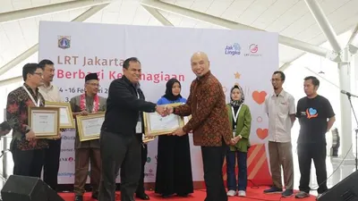 Direktur Utama PT. LRT Jakarta, Wijanarko bersama General Manager Corporate Secretary Dompet Dhuafa dalam kegiatan egiatan Berbagi Kebahagiaan di Stasiun LRT Jakarta  (Dompet Dhuafa)