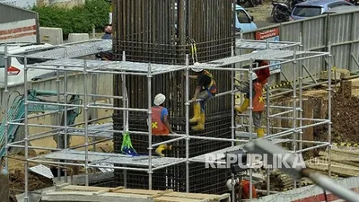 ilustrasi. Sejumlah pekerja menyelesaikan proyek pembangunan light rail transit (LRT) di Jalan MT Haryono, Cawang, Jakarta. Foto: Mahmud Muhyidin via Republika
