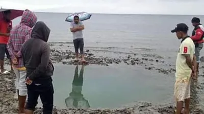 Sejumlah warga di Desa Liang, Kecamatan Salahutu, Pulau Ambon, melihat lubang-lubang sebesar sumur yang muncul di pantai desa mereka, Sabtu (28/9/2019)/Kompas.com -foto dok Ibrahim
