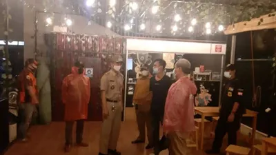 Petugas gabungan saat sidak salah satu cafe di Lubang Buaya yang melanggar batas waktu operasional tempat usaha saat libur Natal dan Tahun Baru 2021/dok: beritajakarta.id