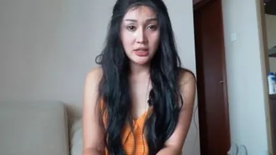 Lucinta Luna dihadirkan sebagai tersangka saat pengungkapan perkara jenis narkotika dan psikotropika di Polres Metro Jakarta Barat, Rabu (12/2).[Suara.com/Angga Budhiyanto]