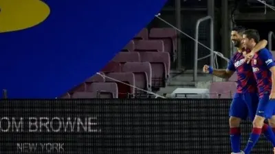 Striker Barcelona Luis Suarez merayakan golnya dengan rekan setimnya Sergi Roberto ke gawang Espanyol dalam lanjutan Liga Spanyol di Camp Nou stadium. LLUIS GENE / AFP