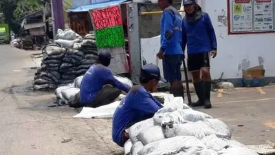 Petugas membersihkan endapan lumpur di saluran Phb Jalan Sulaiman/barat.jakarta.go.id