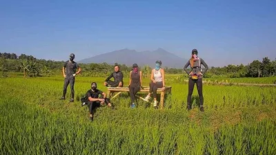 Bima Arya bersama Luna Maya, Iwet Ramadhan, Marianne Rumantir dan Patricia Panigoro saat trekking di area Bogor Green Forest, Pamoyanan. (humas Pemkot Bogor)