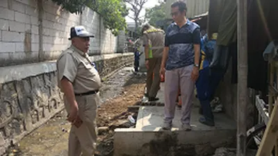 Penertiban bangunan liar yang berdiri di atas Kali Gubug Genteng/utara.jakarta.go.id