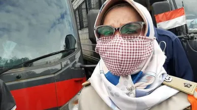 Lurah Cipete Utara Nurcahya memberikan penjelasan kepada wartawan usai dua pelaku pemukulan terhadap dirinya ditetapkan sebagai tersangka di Mapolres Metro Jaksel, Selasa (15/12).  Foto: Republika/Febryan. A