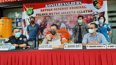 Kapolres Metro Jakasel memberikan penjelasan kepada wartawan usai menetapkan dua pelaku sebagai tersanga di Mapolres Metro Jaksel, Selasa (15/12).  Foto: Republika/Febryan. A