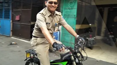 Lurah Duri Selatan, Muhammad Ghufri, sedang bersepeda listrik di dekat Sekretariat Komunitas Wild Rabbits, Jalan Duri Selatan 3 Gang II 7F, RT2/2 Kelurahan Duri Selatan, Tambora/Ayojakarta.com