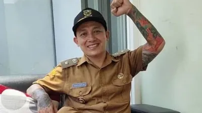 Kepala Desa atau Lurah Purwasaba, Kabupaten Banjarnegara, Jawa Tengah, Welas Yuni Nugroho, kerap dipanggil Hoho, yang viral karena banyak tato di tubuhnya/ instagram @hoho_alkaff