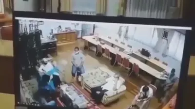 Rekaman CCTV Lurah Benda Baru, Saidu, saat menendang meja di SMAN 3 Tangsel/ instagram