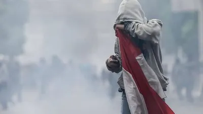 Foto Luthfi membawa bendera Merah Putih yang viral di media sosial setelah kerusuhan antara pelajar dan polisi di kawasan Senayan, September 2019.