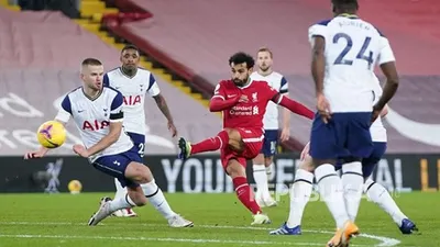 Aksi Mohamed Salah pada laga Liga inggris antara Liverpool FC melawan Tottenham Hotspur di Stadion Anfield Liverpool, Kamis (16/11) dini hari. Foto: EPA-EFE/Jon Super / POOL