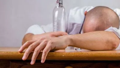 Ilustrasi mengkonsumsi minuman keras (miras). shutterstock