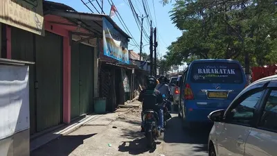 Suasana kemacetan di dekat lampu merah eks Giant Wisma Asri, Bekasi Utara, Kota Bekasi. (Ayobekasi.net/Firda Puri Agustine)