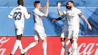 Pemain Real Madrid Karim Benzema dan kolega berselebrasi usai menjebol gawang Valencia. (Twitter Madrid)