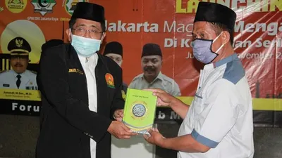 Bupati Kepulauan Seribu (kiri) menyerahkan Al-Quran kepada guru ngaji (kanan) di Pulau Pramuka / pulauseribu.jakarta.go.id