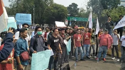 Aliansi mahasiswa menggelar unjuk rasa di depan Istana Merdeka/Ayojakarta.com