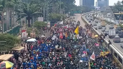 Massa mahasiswa dari berbagai kampus memadati ruas jalan di depan gedung DPR, Senayan, Jakarta/Ayojakarta.com