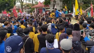 Mahasiswa dari berbagai kampus dan perwakilan buruh di Kota Purwokerto, menggelar aksi unjuk rasa di depan kantor setda/DPRD Banyumas, Rabu (7/10). Mereka menuntut UU Cipta Kerja dicabut.  Foto: Republika/Eko Widiyatno