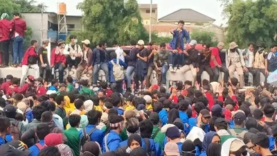 Demonstrasi mahasiswa di depan gedung DPR menolak rancangan UU bermasalah/Ayojakarta.com