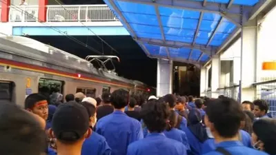 elombang mahasiswa terus berdatangan menggunakan kereta api dari Stasiun Palmerah menuju DPR, Selasa sore (24/9/2019)/Antaranews