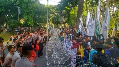Mahasiswa dari BEM SI dihadang saat akan menuju depan Istana/Ayojakarta.com