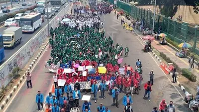 Belasan ribu mahasiswa berdatangan ke depan gerbang Kompleks Parlemen, Senayan, Jakarta, Selasa siang (24/9/2019)/Ayojakarta.com