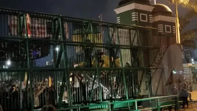 Mahasiswa di depan gedung DPR RI mulai nekat memanjat pagar/Ayojakarta.com