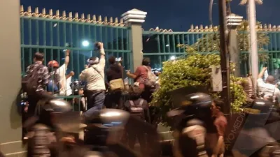 Massa Aksi Mahasiswa Mulai Patahkan Pagar DPR RI