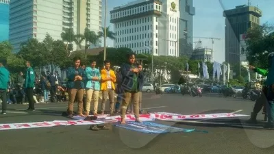 Mahasiswa dari BEM SI salat Ashar/Ayojakarta.com