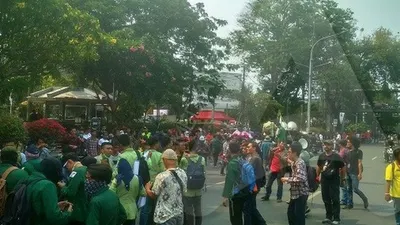 Mahasiswa UNJ Mulai Datangi Kawasan Patung Kuda