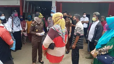 Kajari Kabupaten Bekasi, Mahayu Dian Suryandari bersama Camat dan jajaran Gugus Tugas Kecamatan Tambelang mengecek ketaatan di Pasar Tambelang yang dijadikan salah satu check point Pembatasan Sosial Berskala Besar (PSBB).