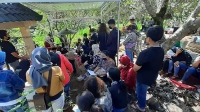 Makam Didi Kempot di Tempat Pemakaman Umum (TPU) Desa Majasem, Kecamatan Kendal, Kabupaten Ngawi, Jawa Timur, ramai oleh para peziarah. (foto dok Madiunpos)