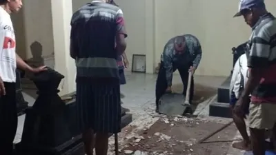 Sejumlah orang menggali tanah yang rencananya digunakan untuk memakamkan Ibu Presiden Joko Widodo, Sudjiatmi Notomihardjo, di Permakaman Mundu, Desa Selokaton, Kecamatan Gondangrejo, Rabu (25/3/2020). [Dokumentasi]
