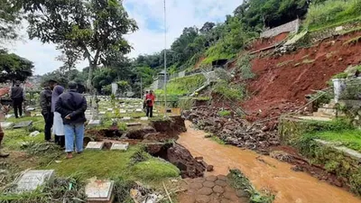 Kondisi 29 makam di TPU Cikutra, Kota Bandung rusak akibat longsor, Sabtu (2/5/2020). (Ayobandung.com)