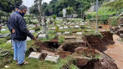 Kondisi makam di TPU Cikutra, Kota Bandung rusak akibat longsor, Sabtu (2/5/2020). (Ayobandung.com)