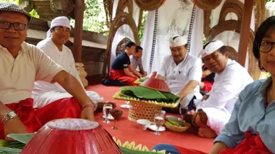 Delegasi jurnalis Korea, PWI Pusat dan PWI Bali makan bersama dalam tradisi Megibung/PWI