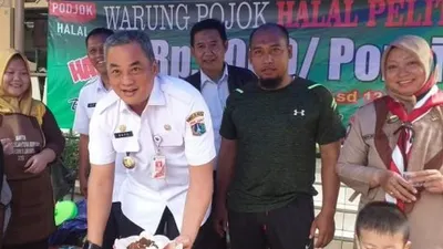 Wali Kota Jakpus Bayu Meghantara mencicipi makan murah di Kantor Kelurahan Menteng (pusat.jakarta.go.id)