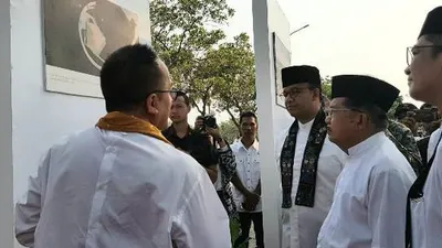 Jusuf Kalla bersama Anies Baswedan melihat maket pembangunan Masjid Apung Ancol/Humas Ancol