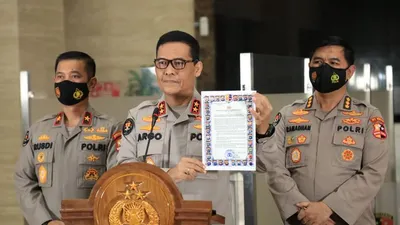 Kadiv Humas Polri Irjen Pol Argo Yuwono menunjukkan Maklumat Kapolri terkait FPI. (dok Humas Polri)