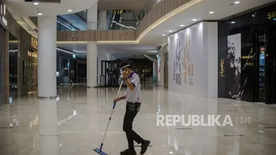 Mal Jakarta Buka Besok, Sejumlah Layanan Belum Beroperasi. Petugas membersihkan lantai di Mall Senayan City, Jakarta. Sejumlah pusat perbelanjaan di Jakarta bersiap untuk beroperasi kembali dengan menerapkan protokol kesehatan dalam menghadapi tatanan normal baru pada 15 Juni 2020 mendatang (Foto: Republika/Thoudy Badai(