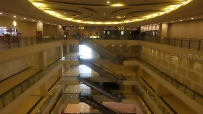 Suasana sepi di Mal Grand Paragon, Jalan Gajah Mada, Jakarta, Kamis (21/11). [Suara.com/Angga Budhiyanto]