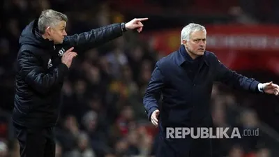 Manager MU Ole Gunnar Solskjaer (kiri) dan Manager Spurs Jose Mourinho (kanan) pada laga Liga Inggris antara Manchester United menjamu Tottenham Hotspur di Old Trafford, Kamis (5/12) dinihari.  Foto: Lynne Cameron/EPA EFE